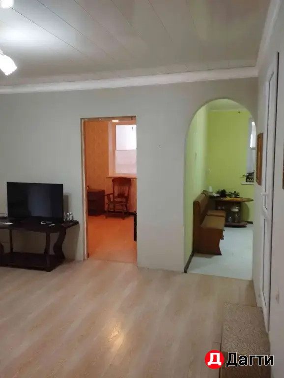 Подаю участок и дом в центре Маджалиса.