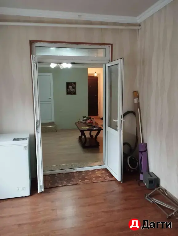 Подаю участок и дом в центре Маджалиса.