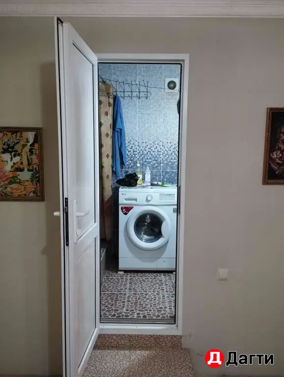 Подаю участок и дом в центре Маджалиса.