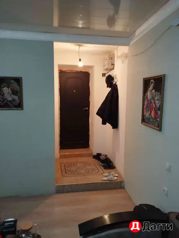 Подаю участок и дом в центре Маджалиса.