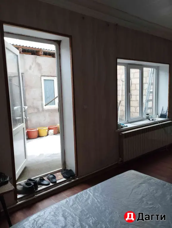 Подаю участок и дом в центре Маджалиса.