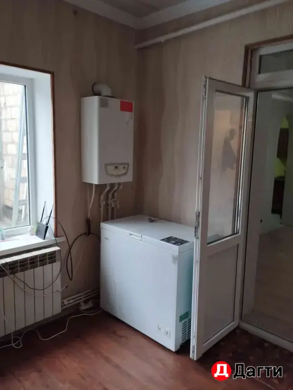 Подаю участок и дом в центре Маджалиса.