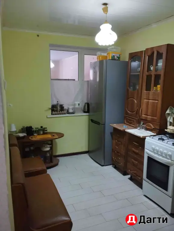 Подаю участок и дом в центре Маджалиса.